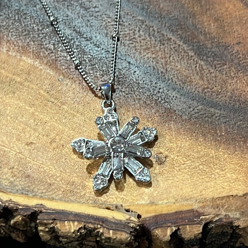 3/$18 Avenue Snowflake Necklace and Earrings Set - New - Lot 639